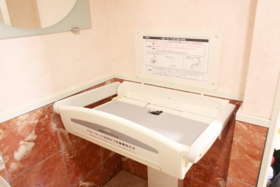 おむつ交換台(ベビーシート)がございます。